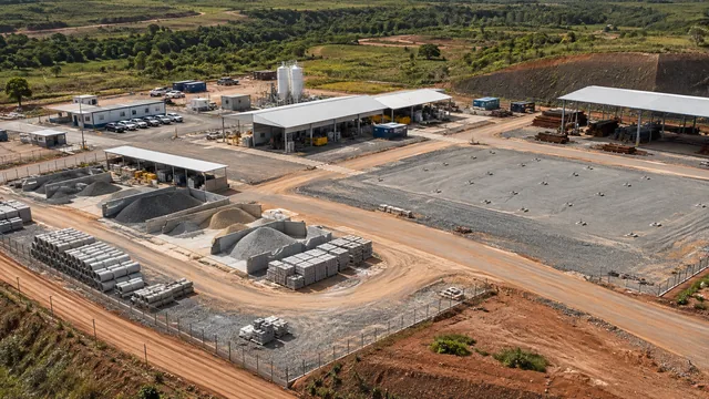 Organização de acessos, armazenagem e área de montagem em canteiro industrial. — imagem ilustrativa